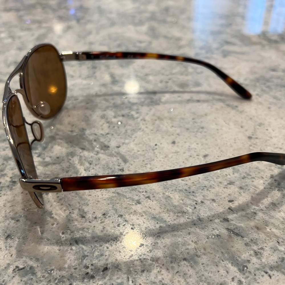 Rose Gold frame Women’s polarized Oakley feedback sunglasses.